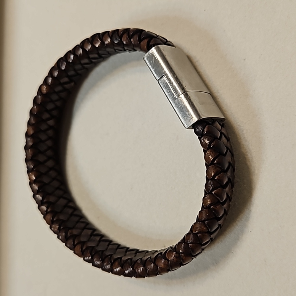 Woven bracelet with magnet clasp